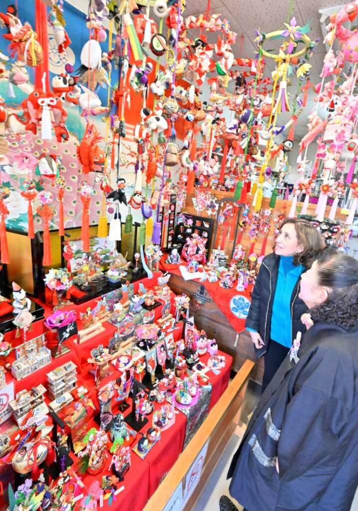一つ一つ手作りされたつるしびな=2025年2月4日、桜川市真壁町真壁の石田金物店