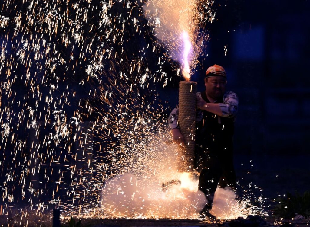 火花を散らす手筒=古河市鴻巣、2025年3月22日撮影