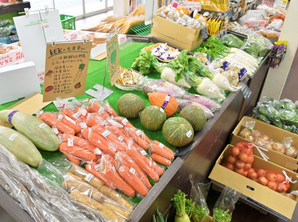 さまざまな旬の野菜が並ぶKEK岩瀬直売店＝桜川市下泉