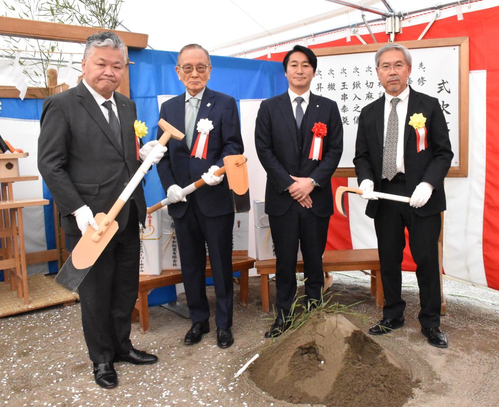 起工式でくわ入れの儀を行った山本梁介会長（左から2人目）ら関係者と橋本正裕町長（同3人目）＝境町長井戸