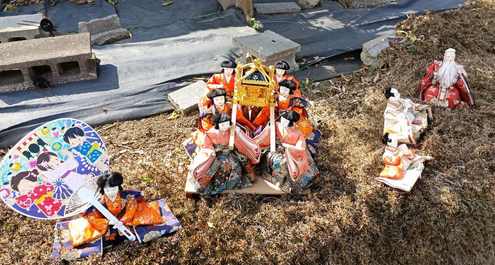 庭に展示された「変わりびな」