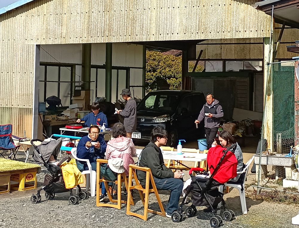 すいとんやホットケーキを味わうお客さんら