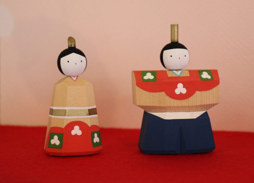 愛媛で大正時代から受け継がれる木彫りの伝統工芸で作られたおひなさま