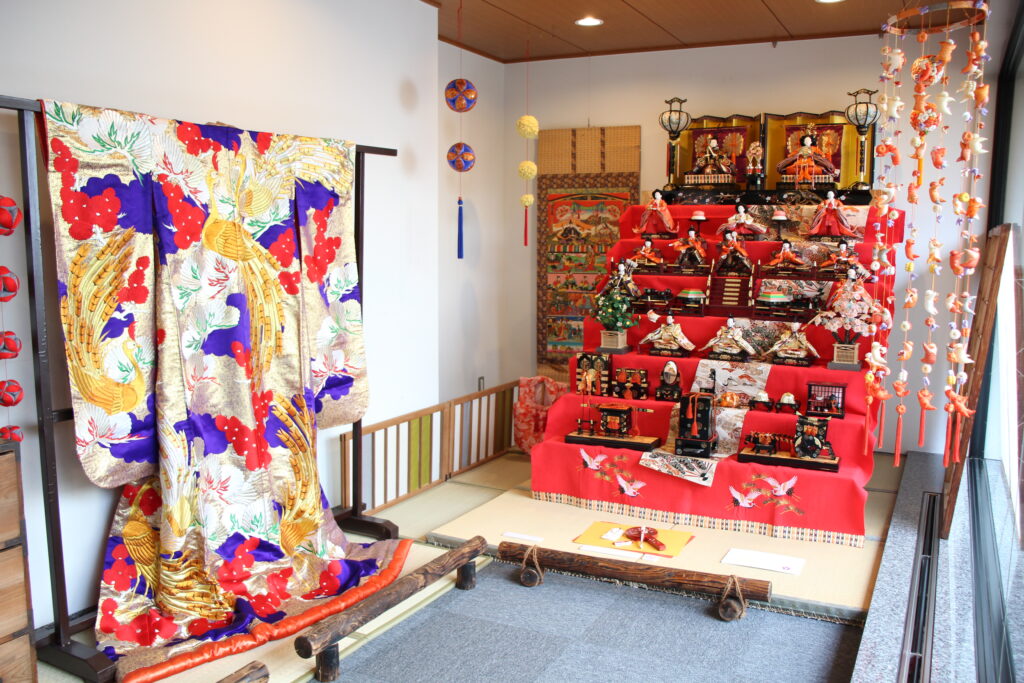 鮮やかな色彩の打掛とひな人形の組み合わせが優雅な雰囲気を醸し出しています＝下妻市長塚乙