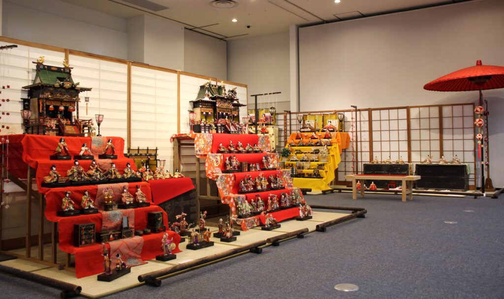 江戸時代のひな人形から昭和の段飾りまで時代ごとのおひなさまが楽しめます