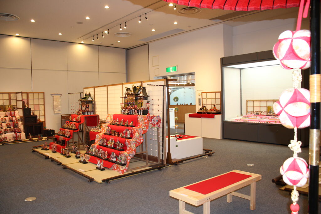 開放感ある広々とした展示空間でおひなさまが楽しめます
