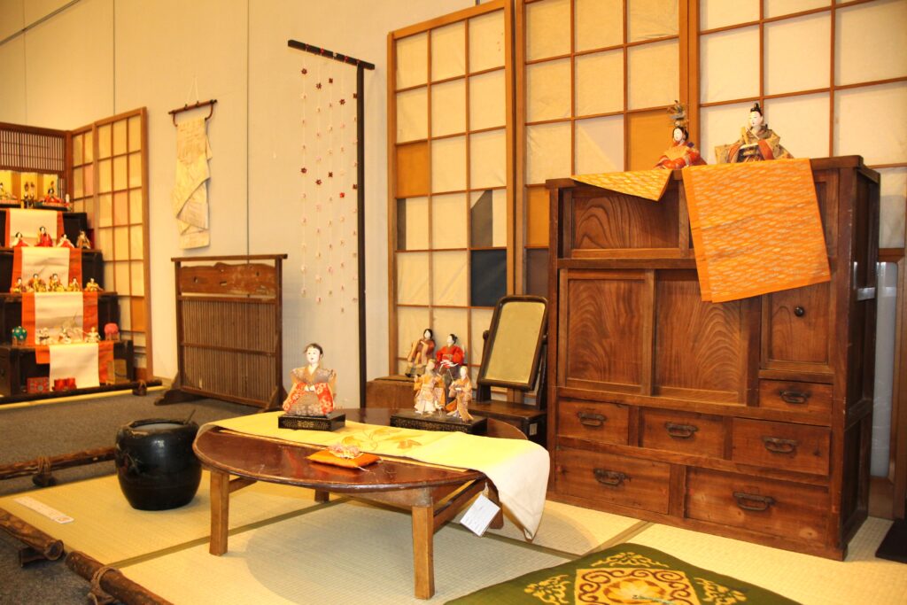 ひな人形がそこで暮らしているように感じる展示です