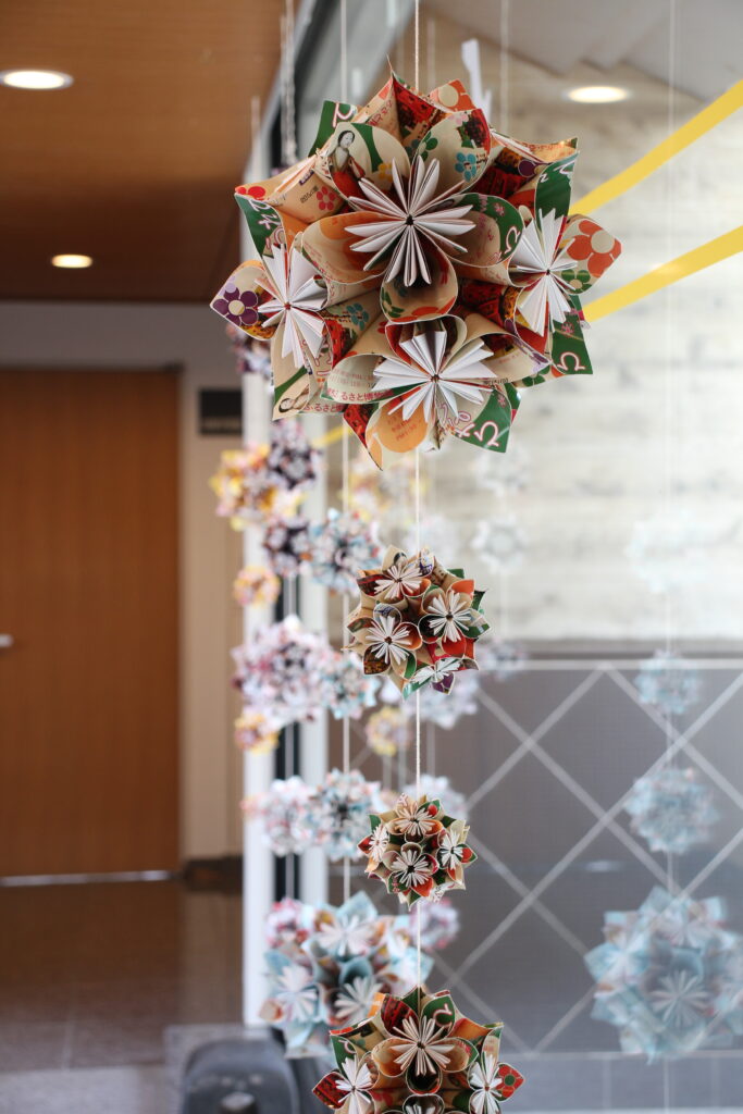 これまでのチラシを活用した、職員手作りのつるし飾りもユニークです