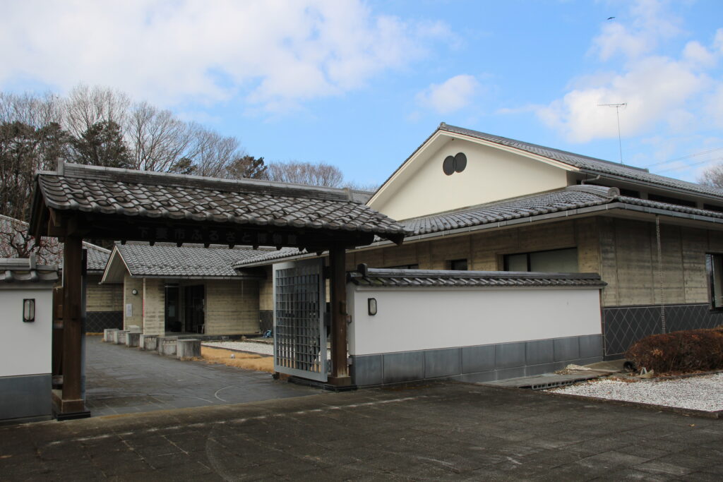 戦国時代に当地を治めていた多賀谷氏の居城をイメージして設計された下妻市ふるさと博物館＝下妻市長塚乙