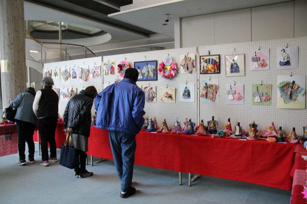 来館者は作品を一つ一つじっくり鑑賞していました