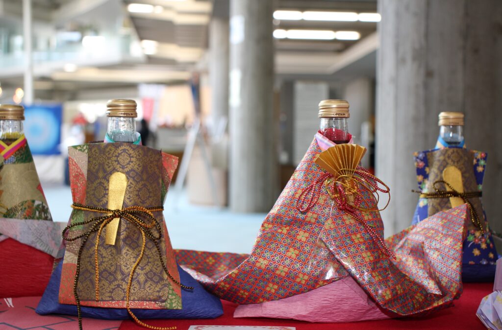 空き瓶を生かしたおひなさま。作ってみたくなりました