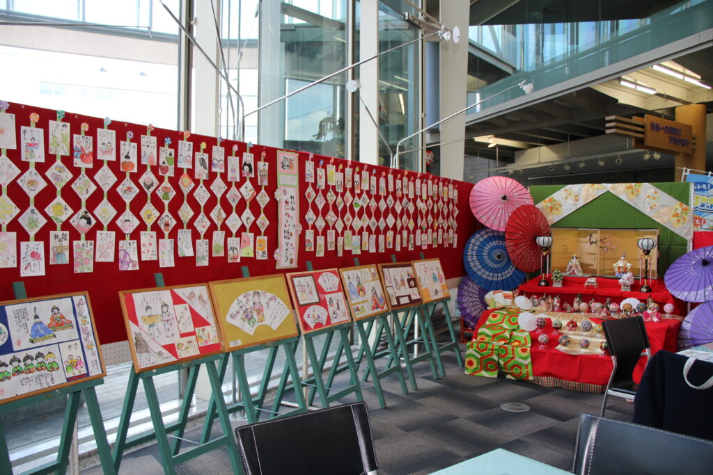 1階のカフェスペースにもおひなさまの作品が展示されています
