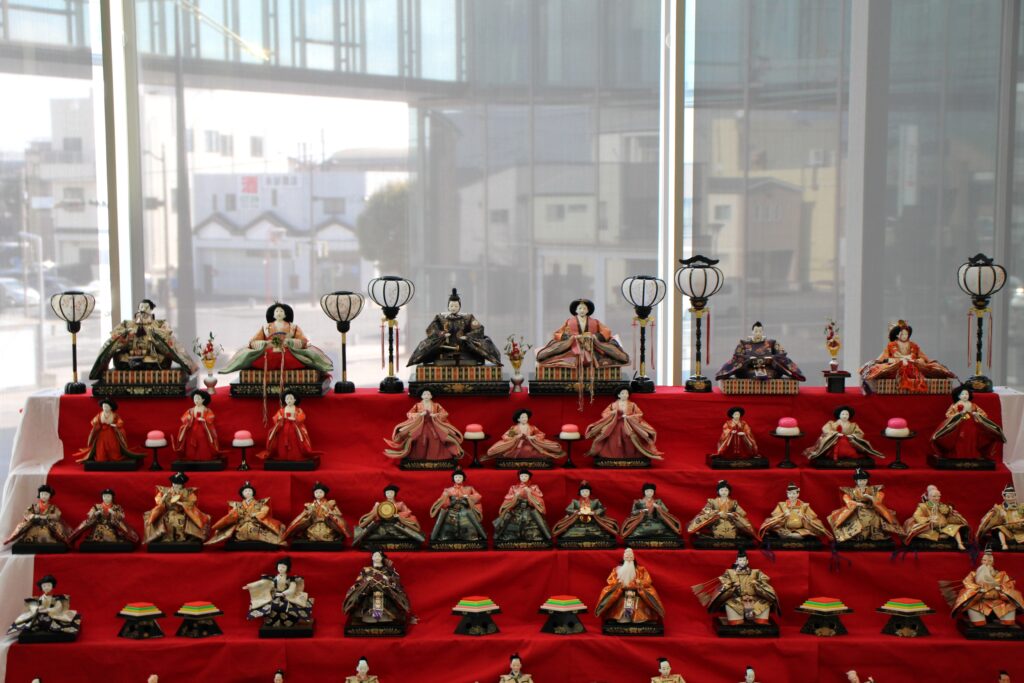 2階に上がってようやくお内裏さま、おひなさまと同じ目線に