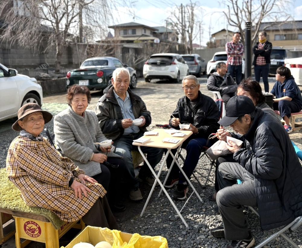 すいとんやホットケーキを味わうお客さんらと「風和里」の関係者ら