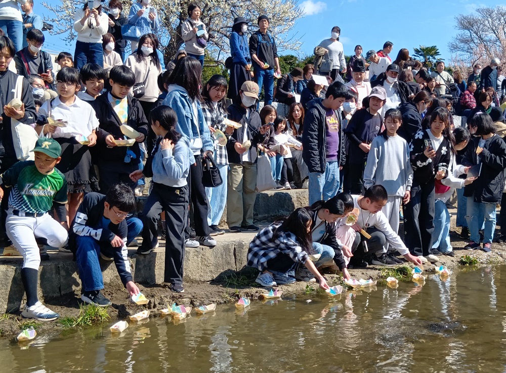 たくさんの児童が参加して行われた「和の風流し雛（びな）」
