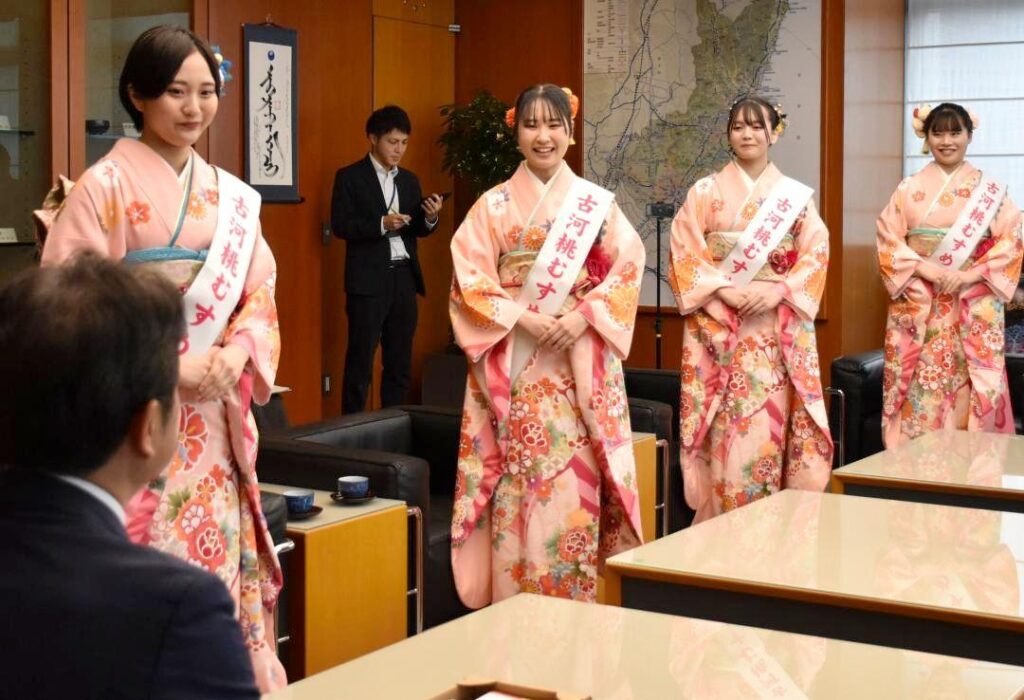 大井川和彦知事に古河桃まつりの魅力をPRする古河桃むすめ=2026年2月26日、県庁