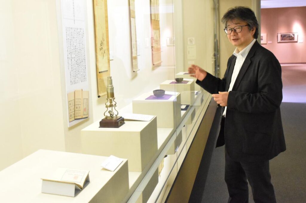 「雪華図説」を前に土井利位の功績を解説する学芸員の永用俊彦さん=古河市中央町