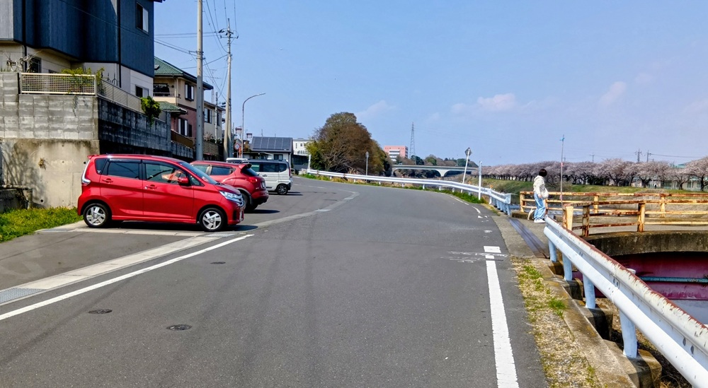 サイクリングロードの近くにある駐車スペース