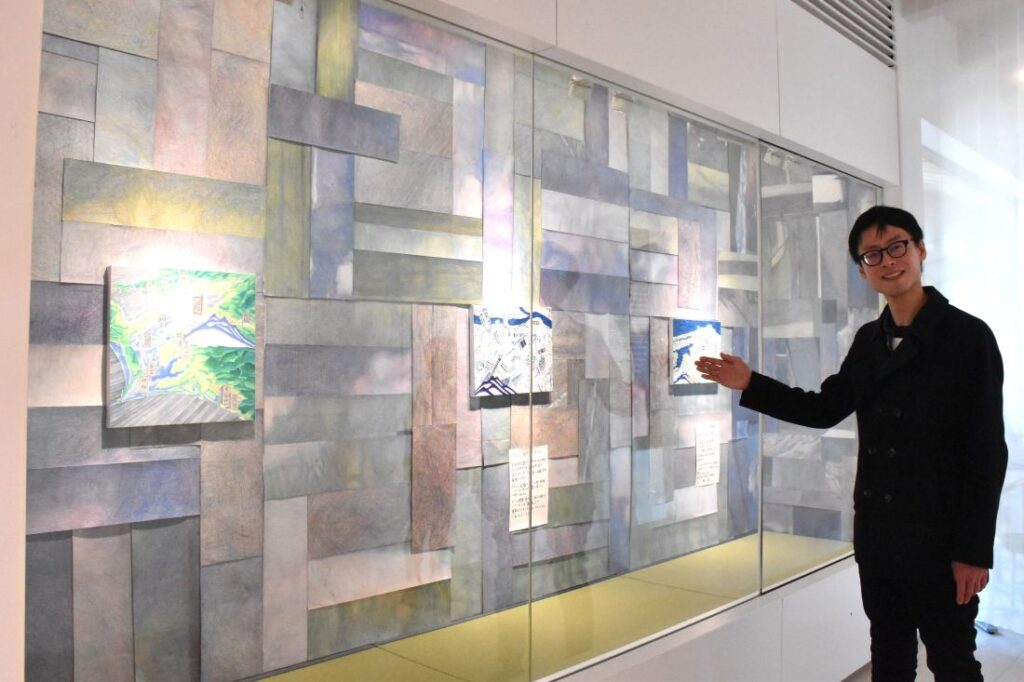 作品を解説する加藤真史さん＝境町坂花町のS-Gal lery粛粲寶美術館