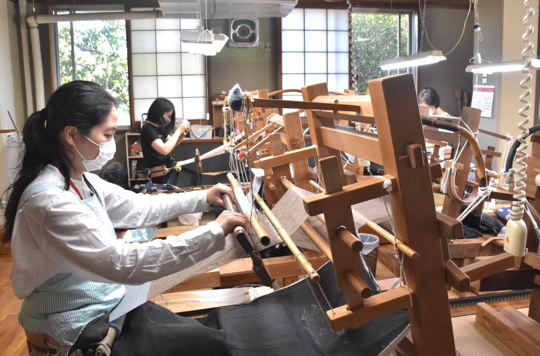 結城紬の織り手育成のための研修（資料写真）