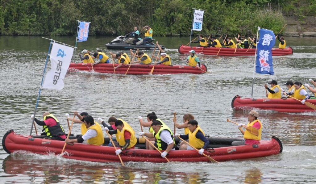懸命にこぐEボートの参加者＝2023年5月21日、下妻市鎌庭の鬼怒川