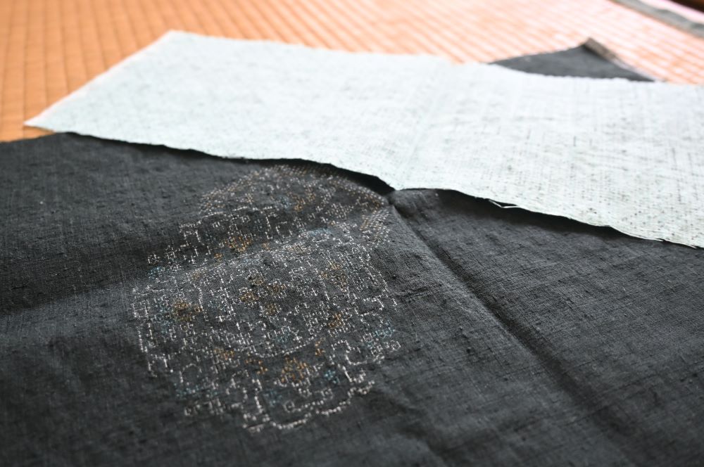 手作業によるさまざまな行程をへて織り上がる結城紬（資料写真）