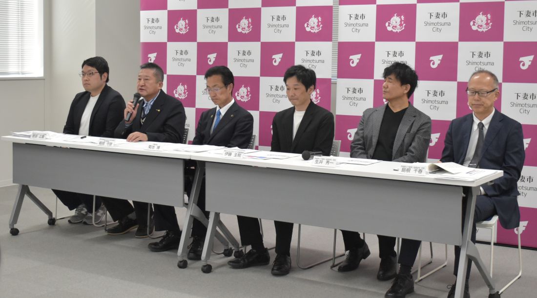 会見した映画製作関係者ら＝下妻市役所