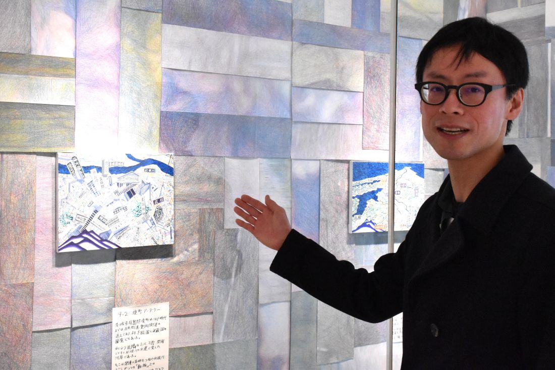 作品を解説する加藤真史さん＝境町坂花町のS-Gal lery粛粲寶美術館