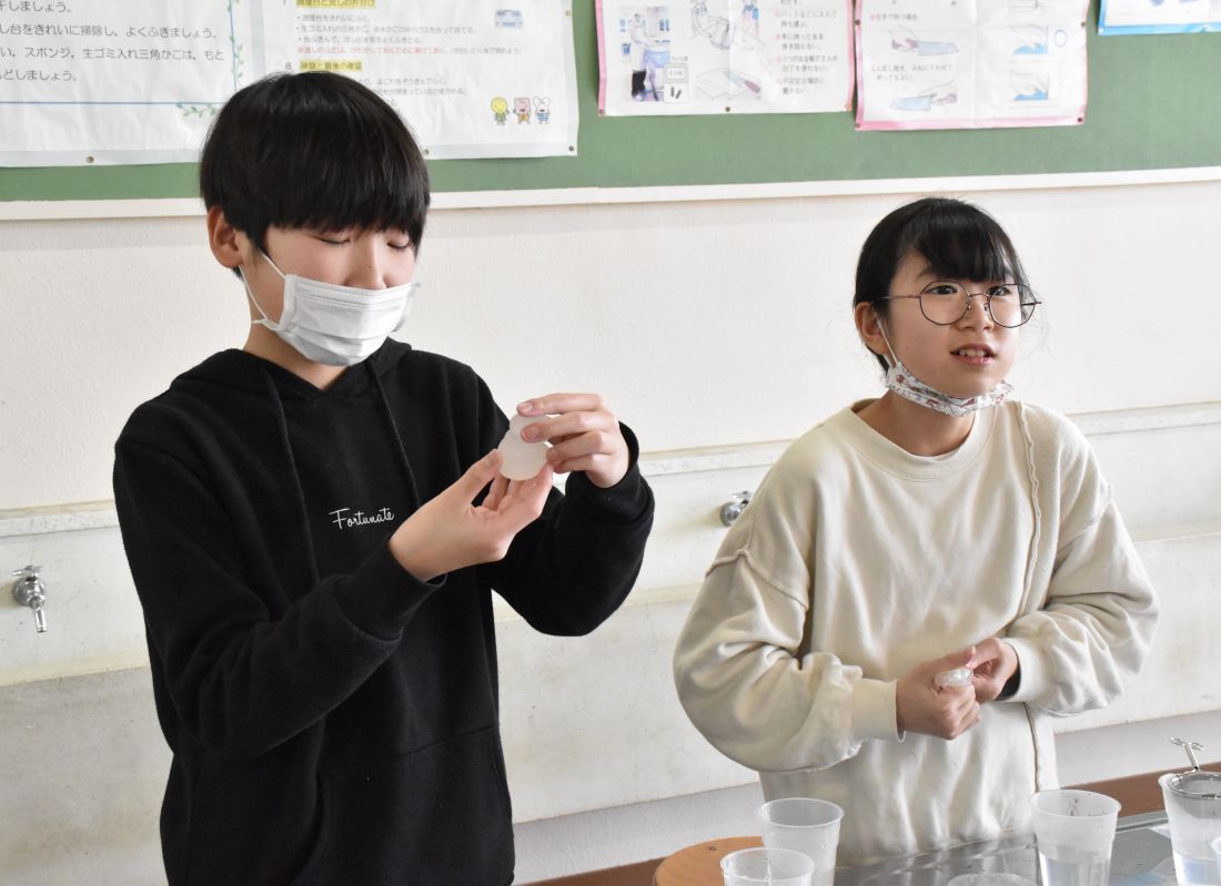 軟らかくした樹脂をこねて自由な形を作る児童＝町立境小