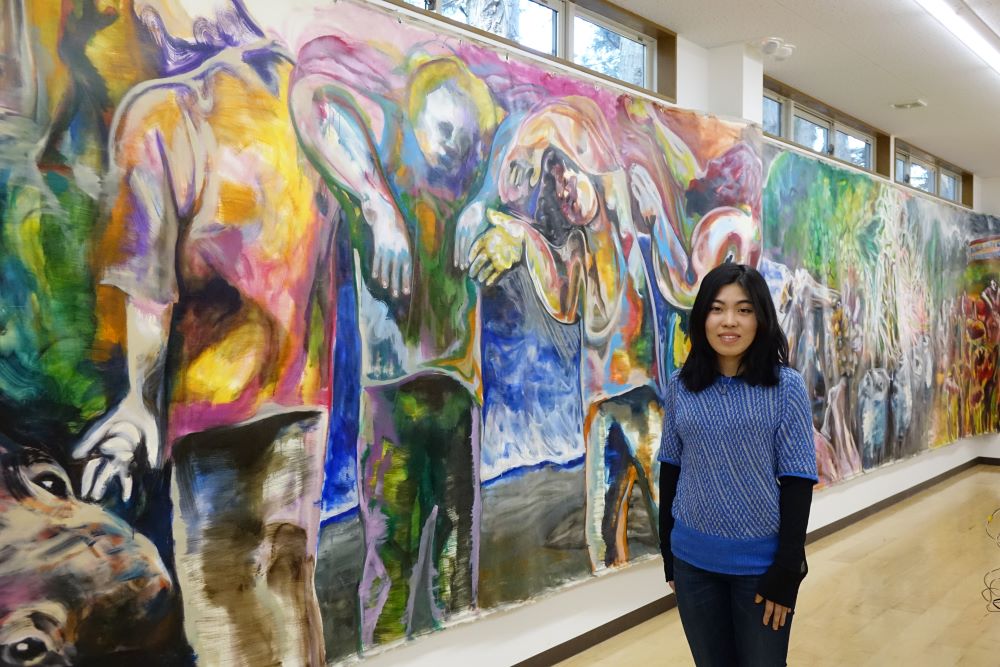 作品「トラウマ・トロイメライ」の前に立つ大西茅布さん＝筑西市大塚