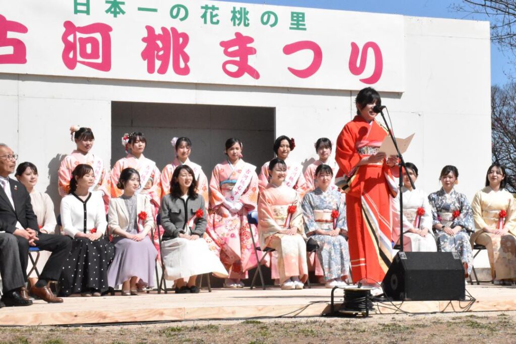 開園式であいさつする第10代古河桃むすめの石山裕美さん=古河史鴻巣
