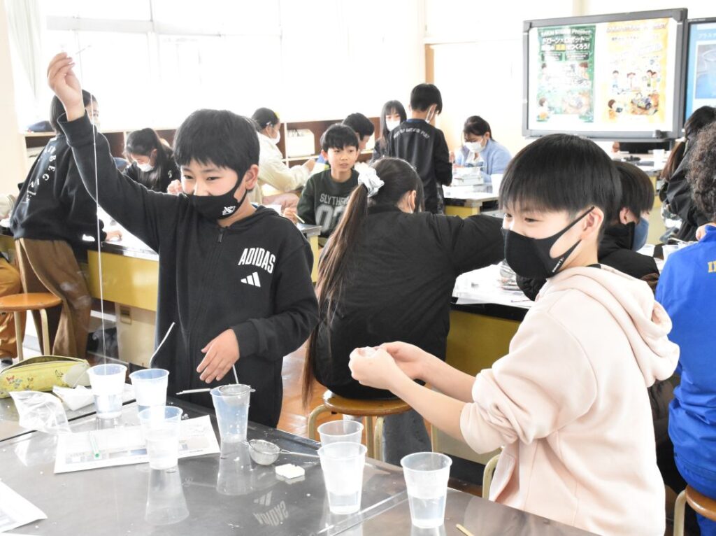 温めて柔らかくした樹脂の特徴を調べる児童＝町立境小.JPG