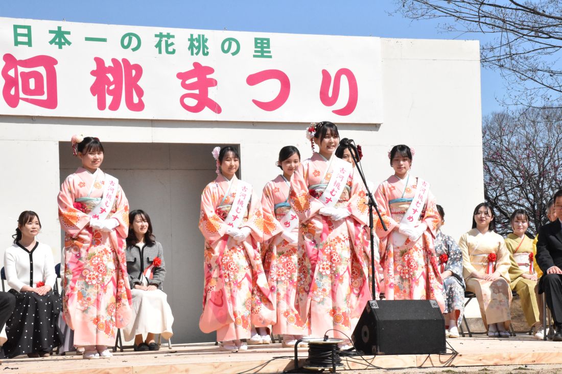 開園式であいさつする現役の古河桃むすめ＝古河市鴻巣