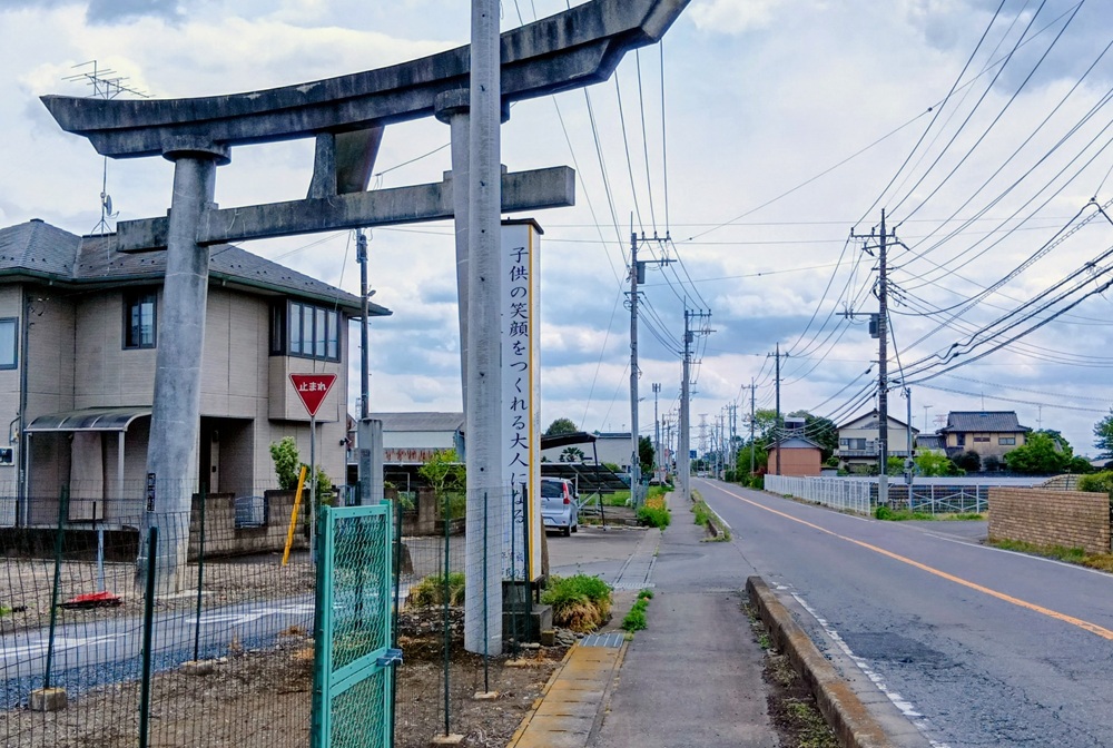 旧国道沿いにあった石の鳥居