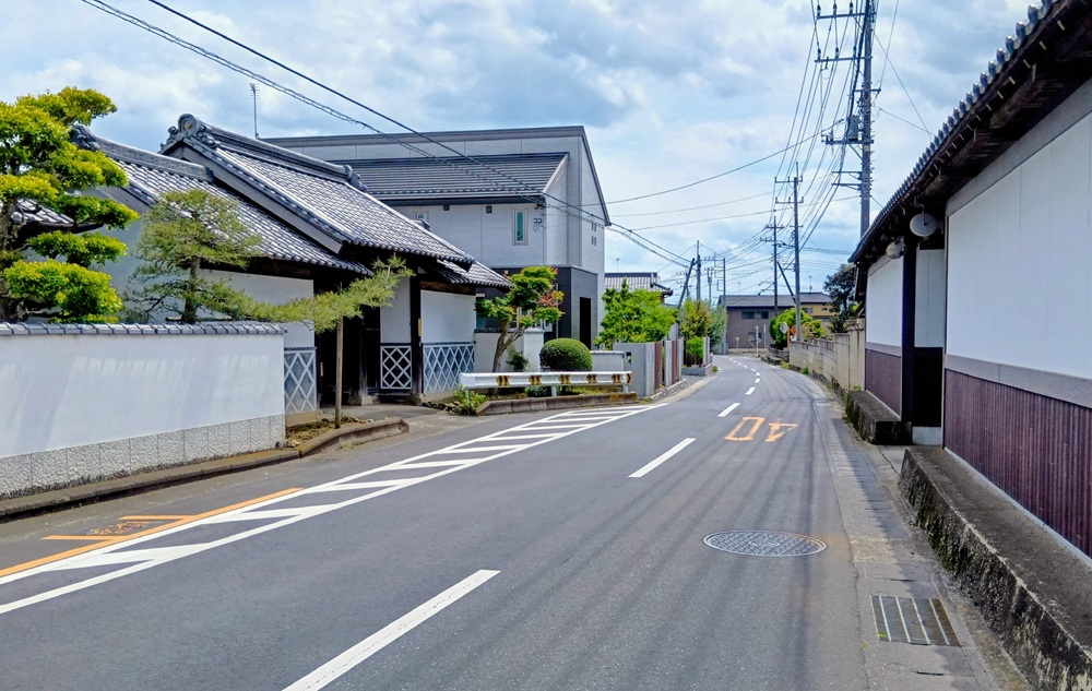 旧国道沿いは閑静な住宅地が続きます