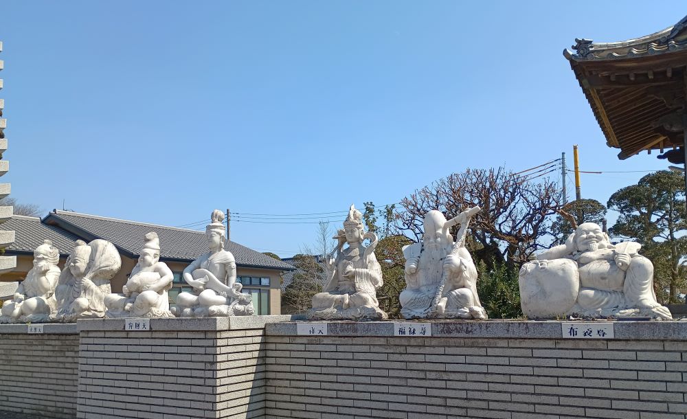 龍蔵院の境内に立つ、七福神像=古河市柳橋