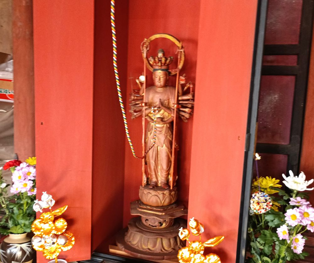 華蔵院の観音像=古河市柳橋