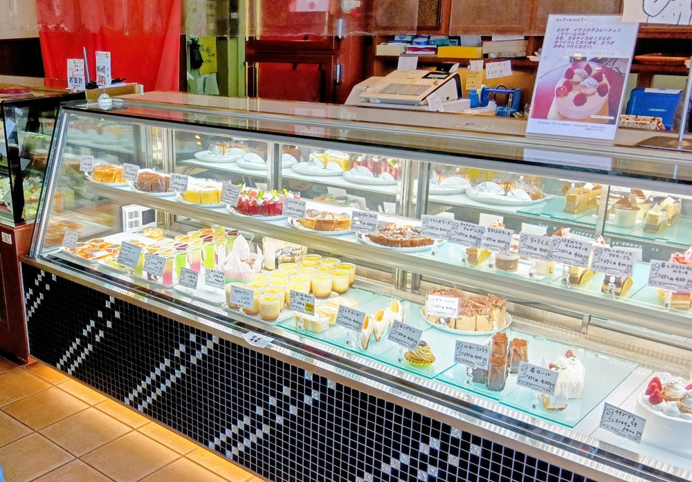 ショーケースには色んなケーキが並んでいます