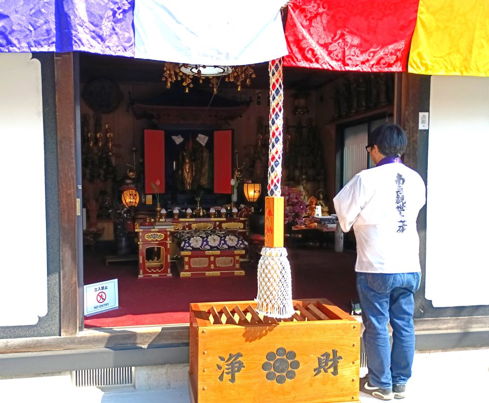 第33番札所・円満寺で観音様にお参りする男性=古河市小堤