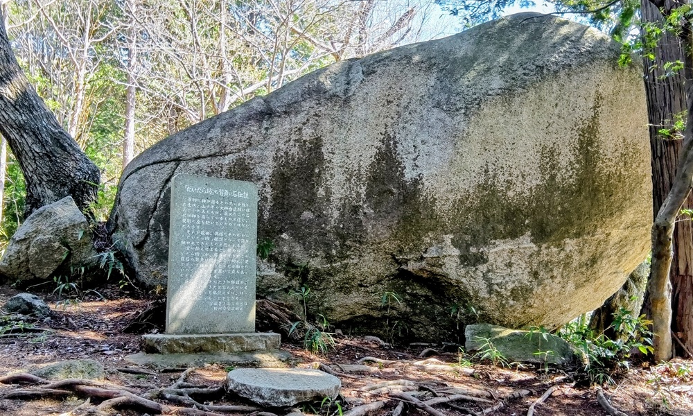 だいだら坊背負石　幅5メートル高さ3メートル（4月８日撮影）