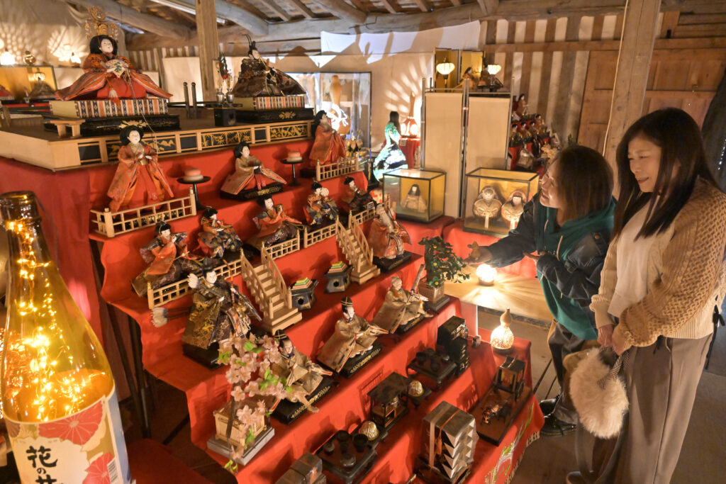 真壁のひなまつりを楽しむ観光客＝桜川市真壁町（資料写真）