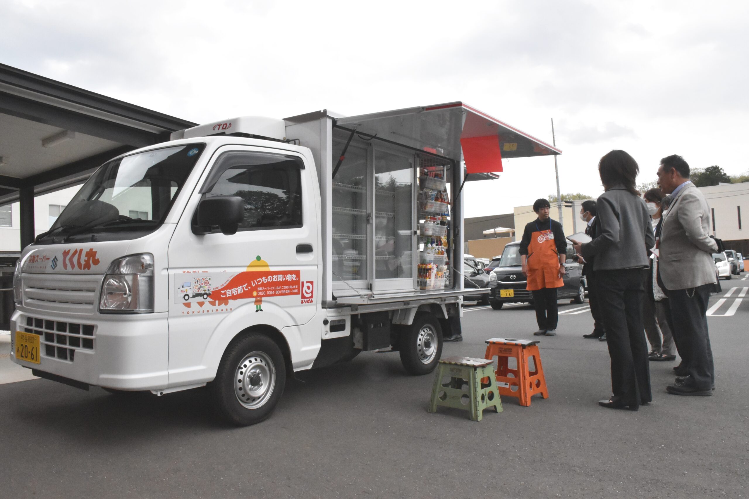 茨城県古河市内で運行を始める移動スーパー「とくし丸」＝同市下大野