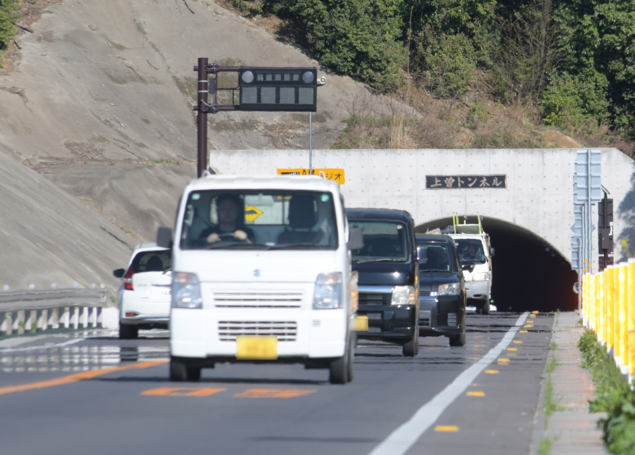 開通から半年が経過し多くの車両が行き交う上曽トンネル＝桜川市真壁町山尾（画像の一部を加工しています）