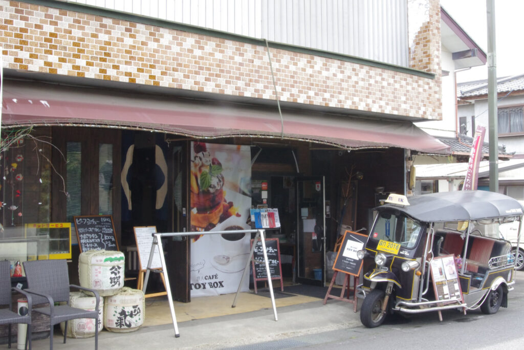 トゥクトゥクが目印の「旅人Café TOY BOX」（桜川市真壁）