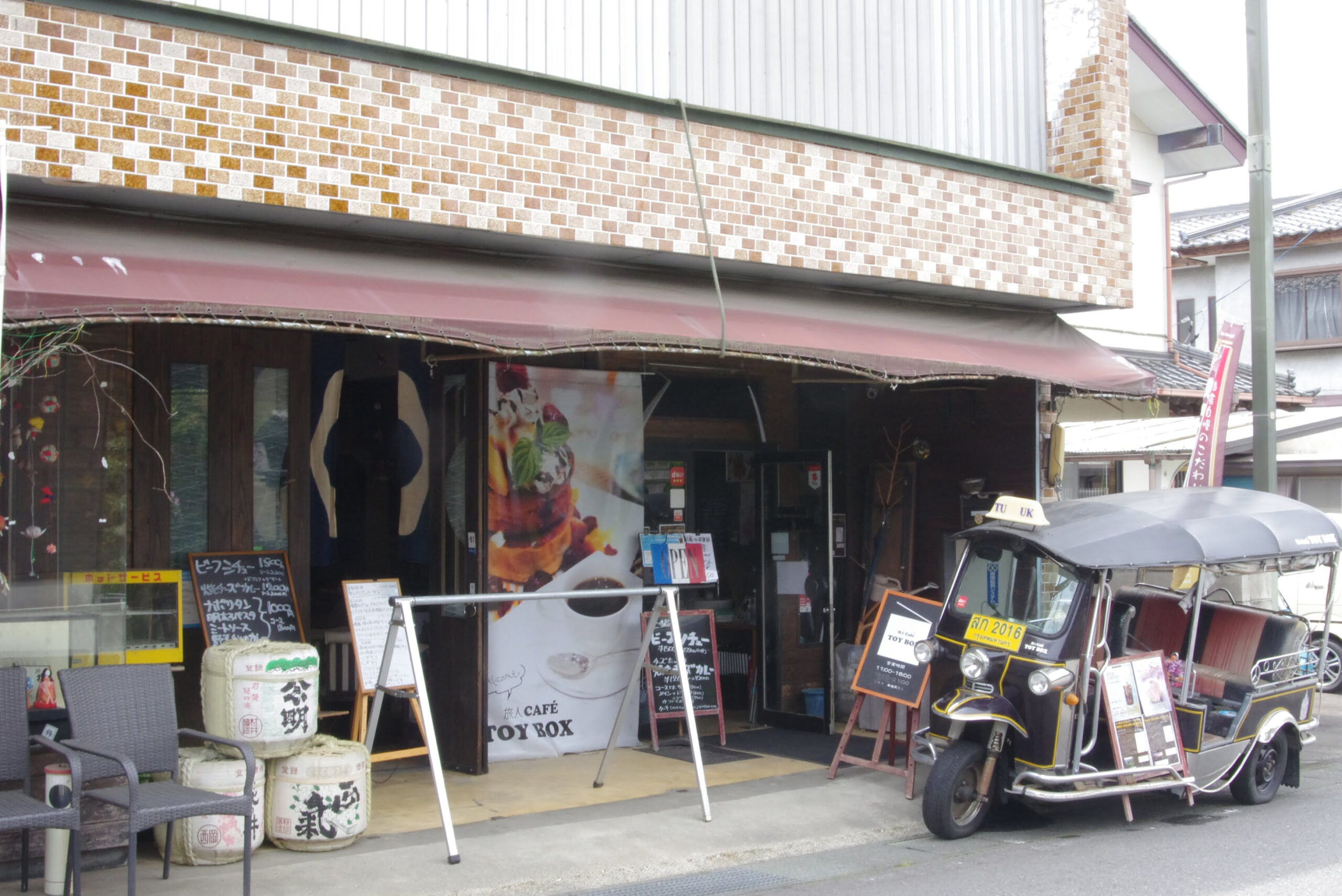 トゥクトゥクが目印の「旅人Café TOY BOX」（桜川市真壁）
