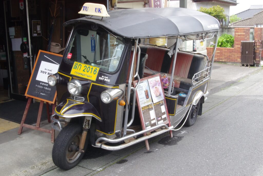 近くで見ると味わい深いトゥクトゥク。店の看板娘です！（桜川市真壁）