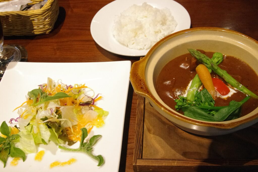 看板メニューのビーフシチュー。サラダ、ライスが付きます