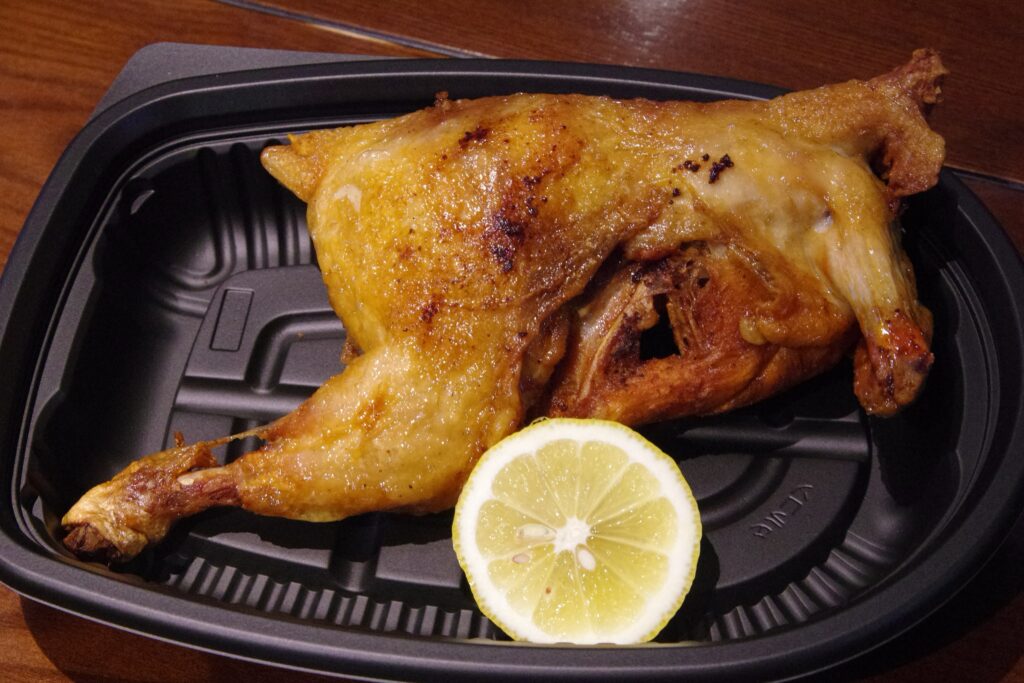 「伝説の丸鶏半身揚げ」。伝説の名は伊達では無いおいしさ