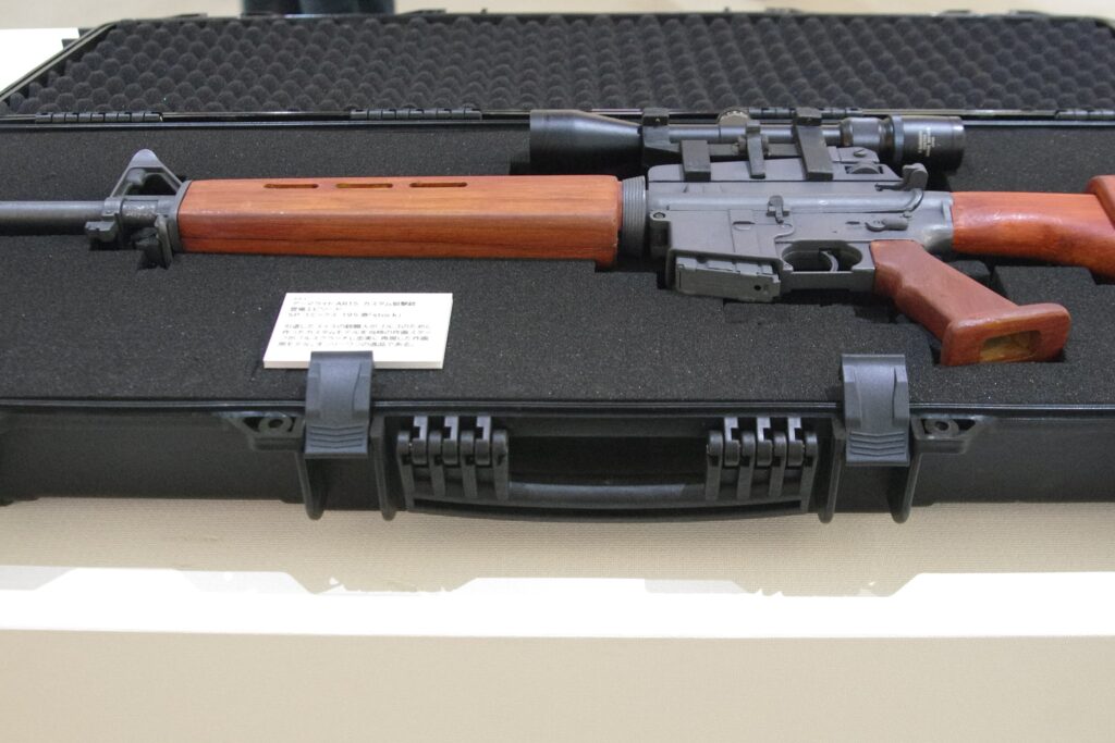ゴルゴが愛用した設定のM16のモデルガン。何と完成品ではなく、粘土や素材から形を作るフルスクラッチ（筑西市丙のしもだて美術館）