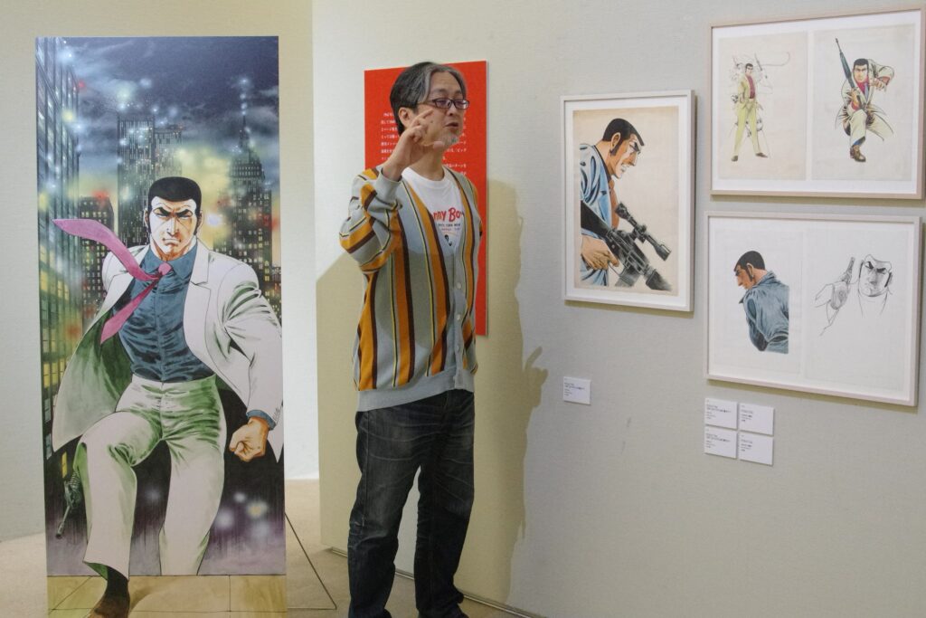 作品を前に解説するフリー編集者の今秀生さん（筑西市丙のしもだて美術館）